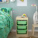 Unité de chevet TROFAST avec bacs verts, adaptée aux chambres d’enfants, design simple.