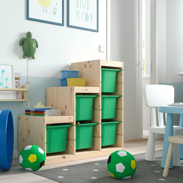 Unité de rangement TROFAST avec boîtes vertes, cadre marron. Grand modèle empilable adapté aux enfants.