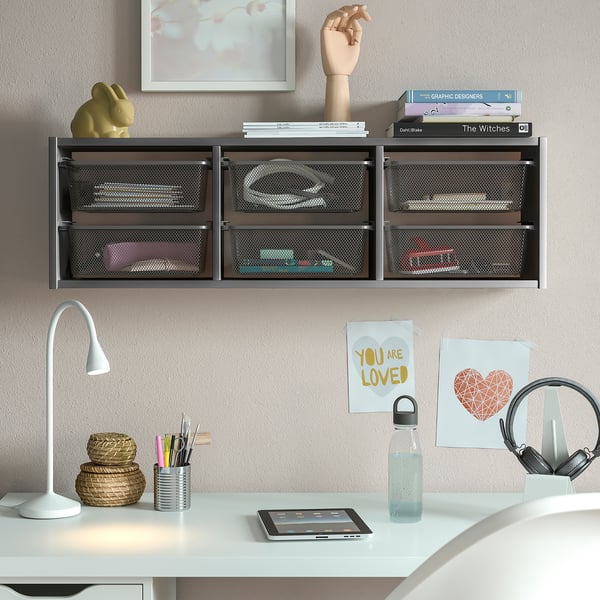 Rangement mural TROFAST avec boîtes en filet pour fournitures de bureau, organisation verticale efficace.