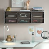 Rangement mural TROFAST avec boîtes en filet pour fournitures de bureau, organisation verticale efficace.