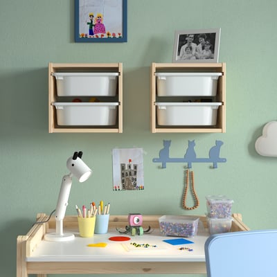 Chambre d’enfant avec rangement TROFAST, bureau, lampe, jouets, crochets pour chats.