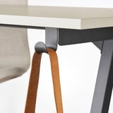 Bureau avec pieds en A pour plus d’espace. Sangle en cuir attachée à un crochet.