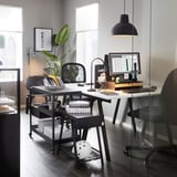 Configuration de bureau moderne avec chariot noir TROTTEN offrant espace de travail et rangement, soigneusement positionné sous le bureau.