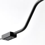 Lampe angulaire moderne avec col métallique flexible ; se fixe aux surfaces.