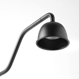 Applique murale moderne avec bras réglable et lumière led focalisée, matériaux de haute qualité.