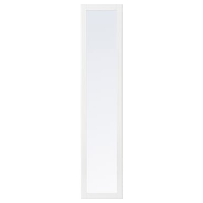 Une porte miroir blanche TYSSEDAL avec un design de panneau classique et des bords doux.