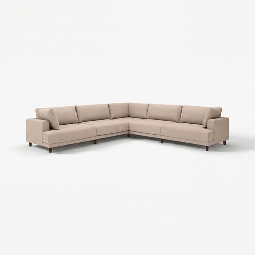 Grand canapé beige en forme de L, design moderne, avec de larges coussins, des pieds en bois solides.