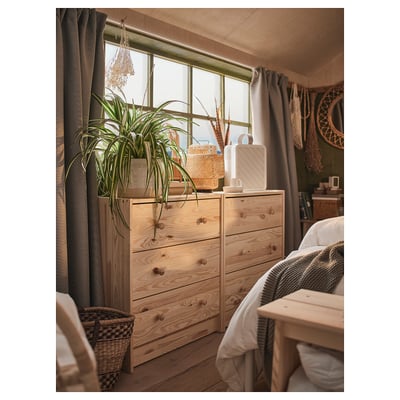 Un purificateur d’air ikea UPPÅTVIND. Il est petit, blanc, avec une poignée de transport et une grille, debout.