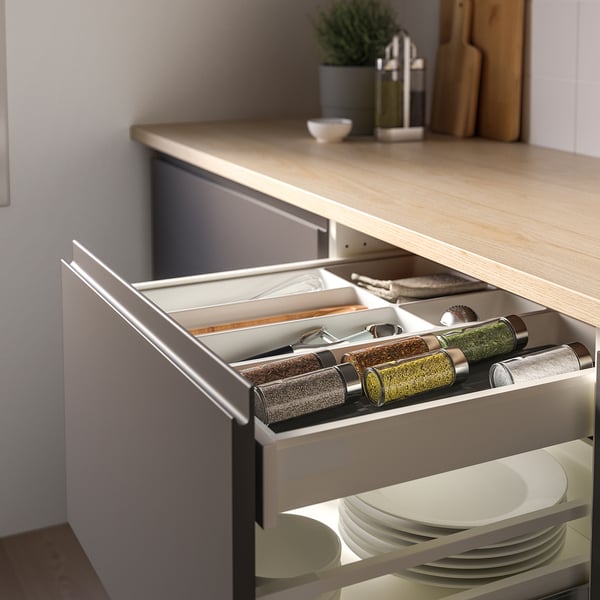 Tiroir de cuisine moderne avec organisateur contenant des pots à épices ; Fait partie de la série Uppadatera.