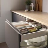 Tiroir de cuisine moderne avec organisateur contenant des pots à épices ; Fait partie de la série Uppadatera.