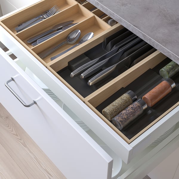Organisateur de tiroirs avec compartiments pour ustensiles et couteaux.
