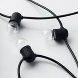 Guirlandes lumineuses noires avec trois douilles d’ampoule. Les ampoules sont sphériques et transparentes. Des matériaux de haute qualité, soigneusement agencés.