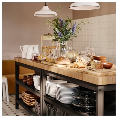 Îlot de cuisine noir, VADHOLMA. Plateau en bois clair, deux étagères, design robuste.