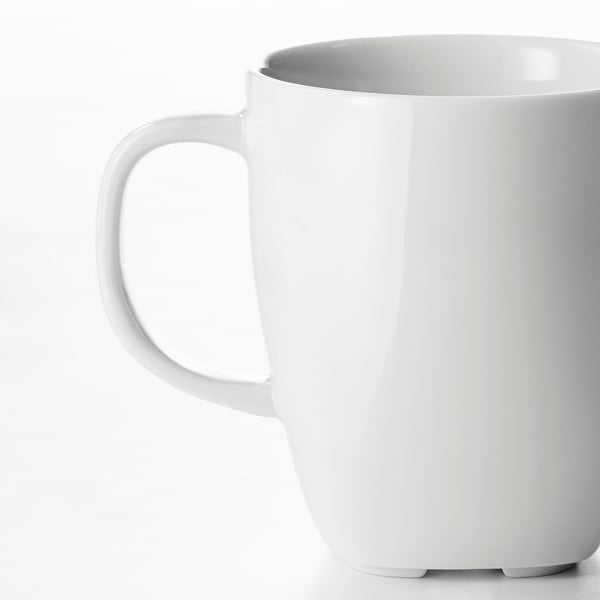 Une tasse élégante en porcelaine blanche se suffit à elle-même, mettant en valeur sa finition durable et lisse et sa poignée solide. L’élégance et la durabilité de la porcelaine sont évidentes.