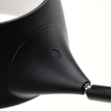Un lampadaire noir moderne avec un col réglable, mettant en valeur son design élégant et sa qualité de construction durable.