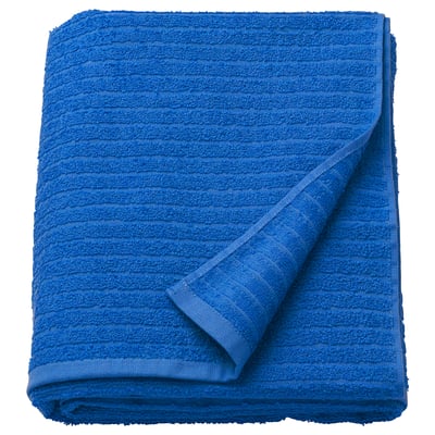 Serviette éponge VÅGSJÖN bleue pliée, épaisse et douce, 100 % coton, texture côtelée.