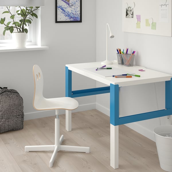 Chaise enfant VALFRED, en bouleau, réglable, assise ronde, bureau bleu.