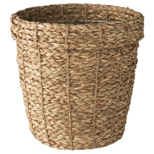 Un panier à plantes VALLMOFRÖN, tissé à la main avec du jonc de mer naturel. Il a une forme cylindrique et un design texturé avec des rayures verticales.