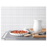 VARDAGEN Plat à tarte blanc sur plateau métallique, design ondulé, grès.