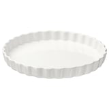Un plat à tarte VARDAGEN rond et blanc en grès, avec un motif de bords ondulés.