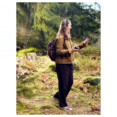 Une banque d’alimentation portable bleue avec deux ports USB-A et un port USB-C, conçue pour charger plusieurs appareils simultanément.