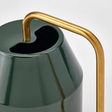 Élégant arrosoir en métal vert avec poignée dorée, surface polie et bec verseur pratique pour un arrosage précis.