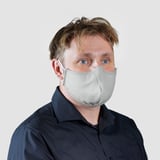 Homme au masque gris et chemise bleue. Nombre de caractères : 29