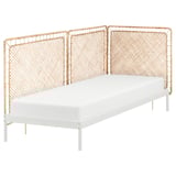 Lit de repos blanc moderne avec tête et pied de lit en rotin, design épuré, idéal pour les petits espaces.