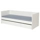 Option : Un lit de repos VIHALS blanc avec un matelas gris. Il s’agit d’un design rectangulaire moderne avec un rangement intégré et un look épuré et minimaliste.