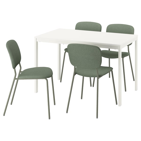 Table à manger extensible blanche VIHALS avec quatre chaises rembourrées vertes, design élégant et moderne.