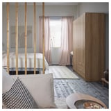 Chambre avec armoire VILHATTEN, bois clair, design minimaliste. Rideaux, tapis et coussins.