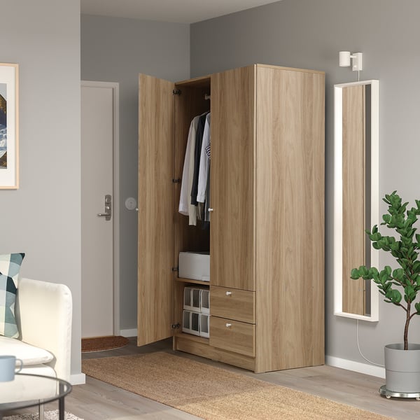 Armoire en chêne VILHATTEN : penderie et tiroirs compacts, s’adapte près de la porte.