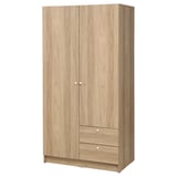 Une armoire VILHATTEN en finition chêne, conçue pour suspendre et plier des vêtements, avec deux portes et deux tiroirs.