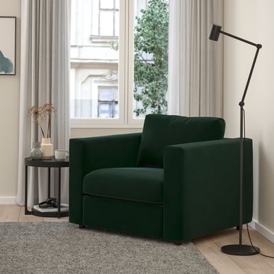 Fauteuil en velours vert VIMLE, design minimaliste moderne, lampadaire, petite table d’appoint, coin intérieur confortable.