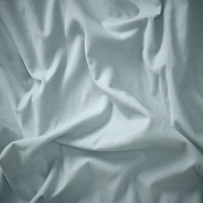 Tissu bleu clair doux et fluide, probablement un mélange de coton et de polyester saxemara, montré en gros plan, mettant en valeur une texture lisse et des drapés doux.