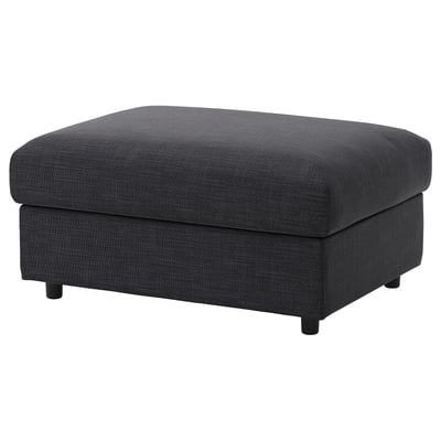 Tabouret de pied en tissu gris VIMLE, rectangulaire, surélevé sur pieds noirs, doux au toucher.