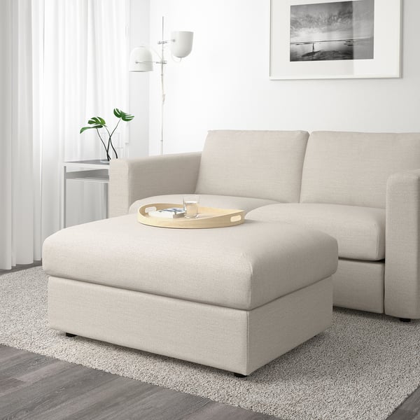 Salon moderne avec canapé et repose-pieds VIMLE beige ; repose-pieds un compartiment de rangement et sert de siège supplémentaire ou de pouf.