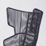 Fauteuil moderne, design en corde tressée. Dossier haut, structure de soutien. Fabriqué avec des matériaux durables pour plus de confort.
