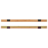 Deux cintres en bois avec clips noirs, design simple.