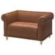 Option : Fauteuil VISKAFORS en cuir marron, forme arrondie, assise profonde, pieds en bois.
