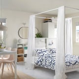 Chambre moderne avec lit VITARNA, literie bleue, panneau perforé et décor minimaliste.