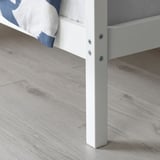 Gros plan du pied de lit moderne, design élégant, construction robuste.