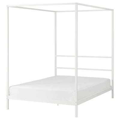 Un lit à baldaquin VITARNA blanc avec un cadre en métal. Il est minimaliste et moderne, idéal pour les petits espaces.