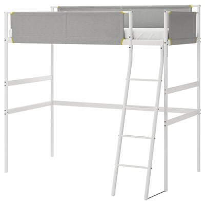 Un lit mezzanine VITVAL en blanc et gris. Il s’agit d’un garde-corps en tissu avec des accents jaunes, une échelle robuste et des formes douces.