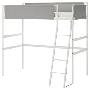 Un lit mezzanine VITVAL en blanc et gris. Il s’agit d’un garde-corps en tissu avec des accents jaunes, une échelle robuste et des formes douces.