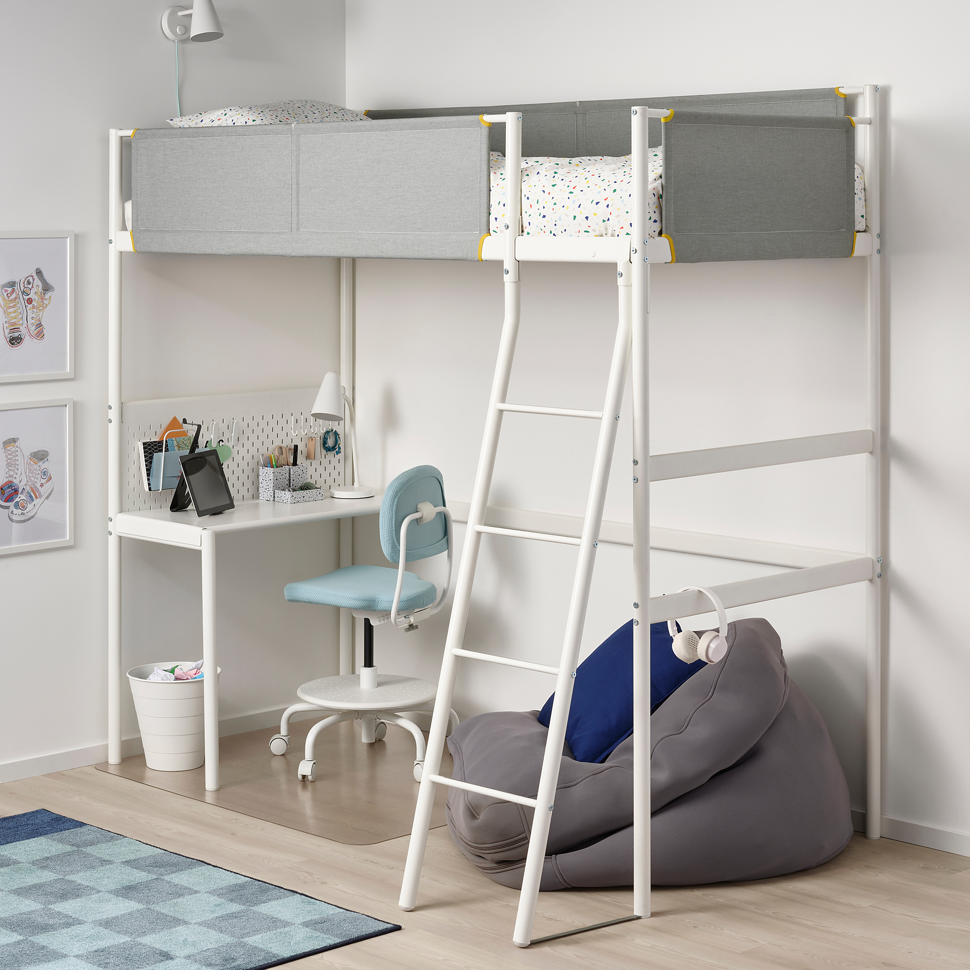 Un lit mezzanine VITVAL blanc compact avec une échelle et un bureau en dessous. Le tissu gris et un design soigné le rendent peu encombrant.