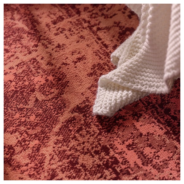 Un tapis VONSBÄK en rouge-brun et blanc. Il s’agit d’un motif vintage et est fabriqué en polypropylène.
