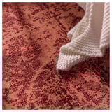 Un tapis VONSBÄK en rouge-brun et blanc. Il s’agit d’un motif vintage et est fabriqué en polypropylène.