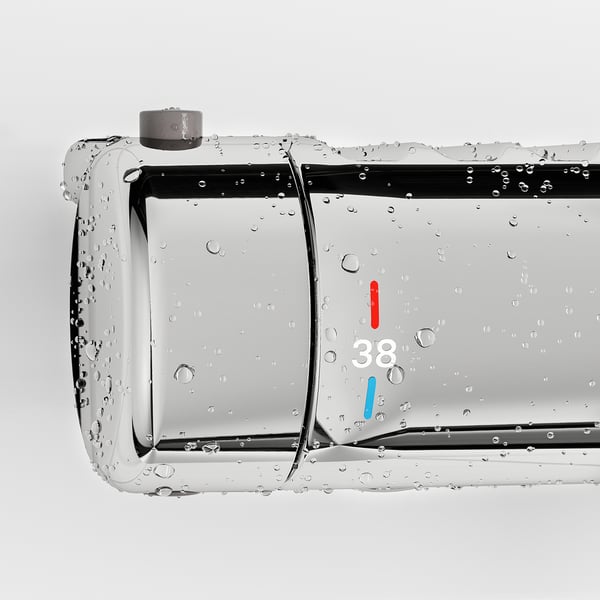 Mitigeur de douche argenté à 38°c avec gouttelettes d’eau.