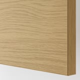 Gros plan d’un panneau de cuisine élégant à grain de bois, lisse et uniforme, mettant en valeur une finition en chêne de haute qualité.